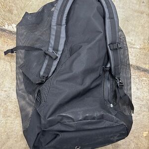 Diving gear bag used like new no damage. dust on bottom of the bag not damage